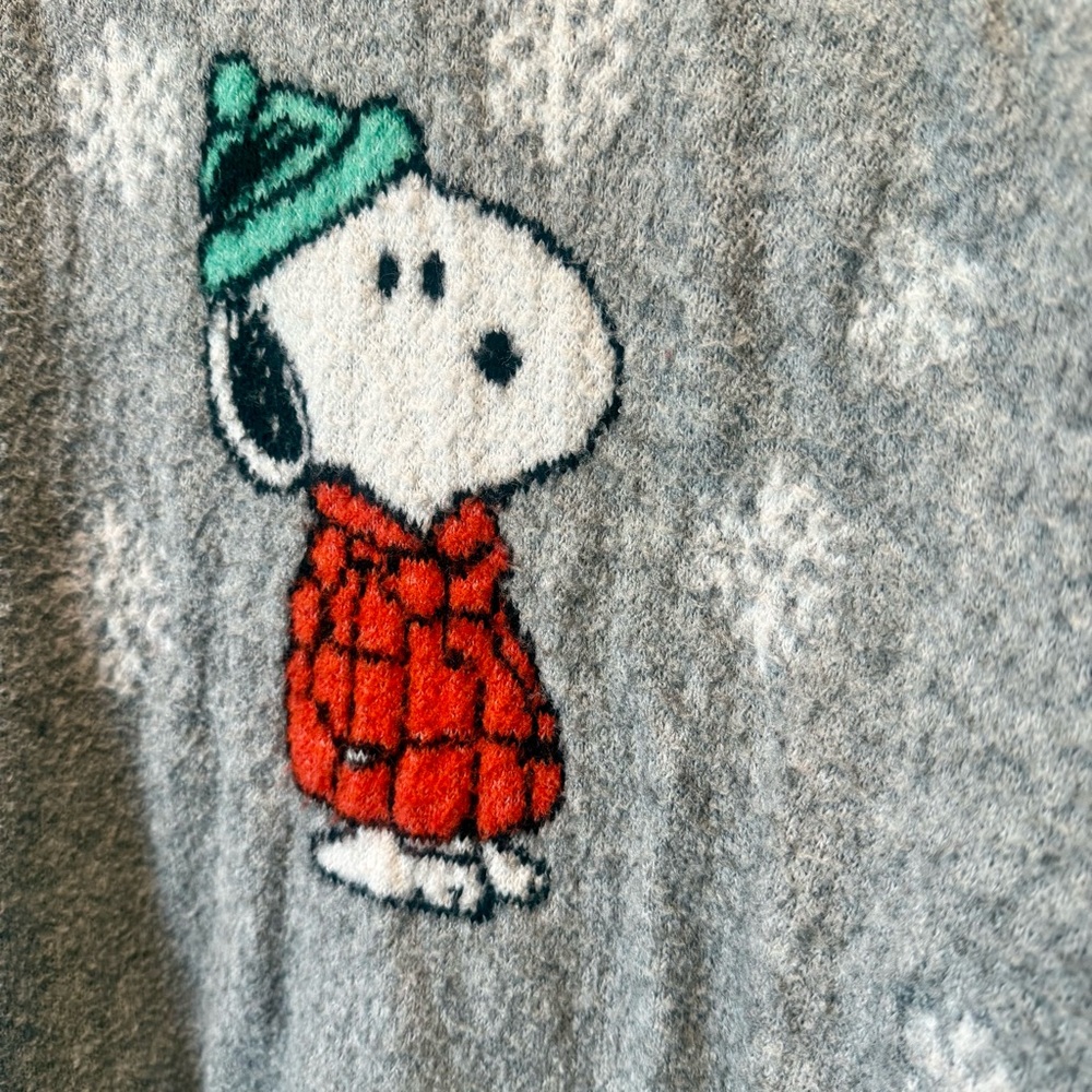 American Eagle Medium Snoopy Oversized Sweater - Whoa So Soft Gray Knit - Picture 7 of 11